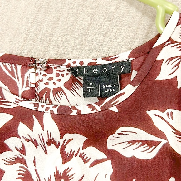 Cute silk keyhole back top from Theory - Picture 5 of 6